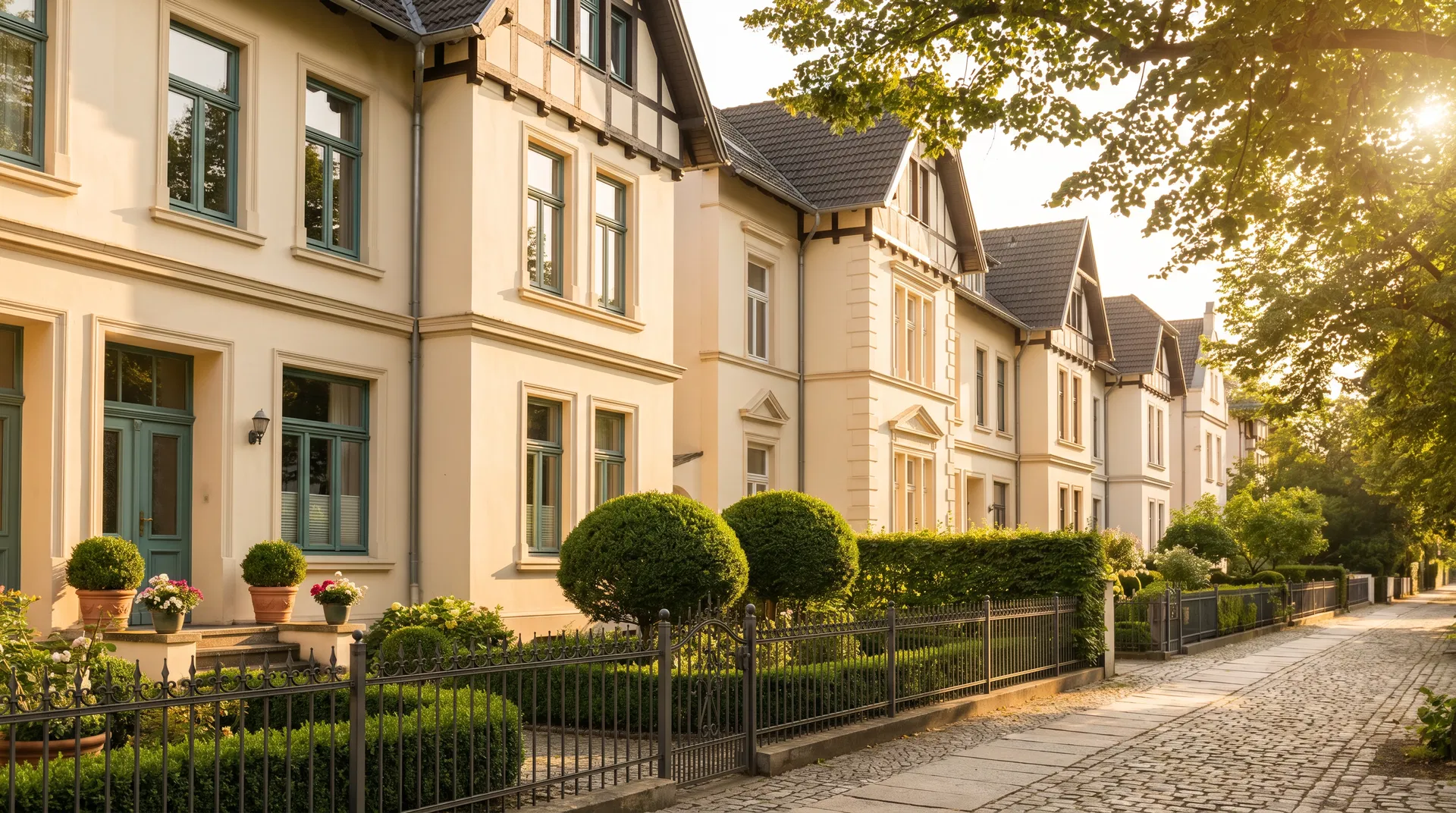 Klassische Stadtvilla-Reihe in Nürnberg im goldenen Abendlicht